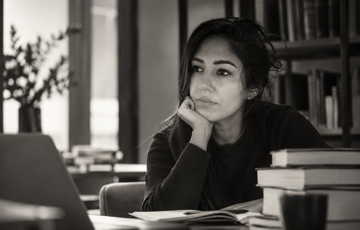 Anisha Biharie in gedachten bij haar notities